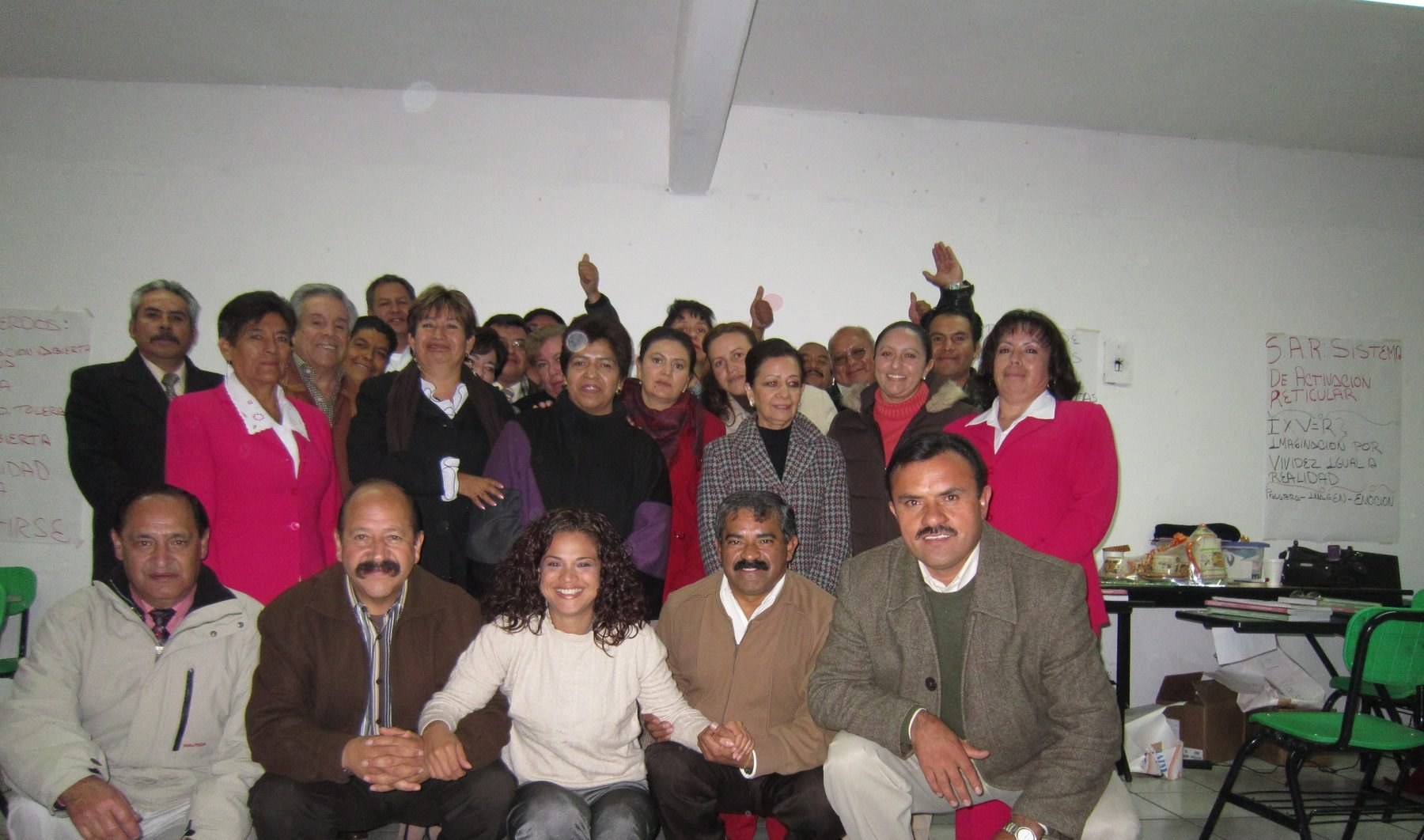 Grupo completo reunido al cierre de un programa