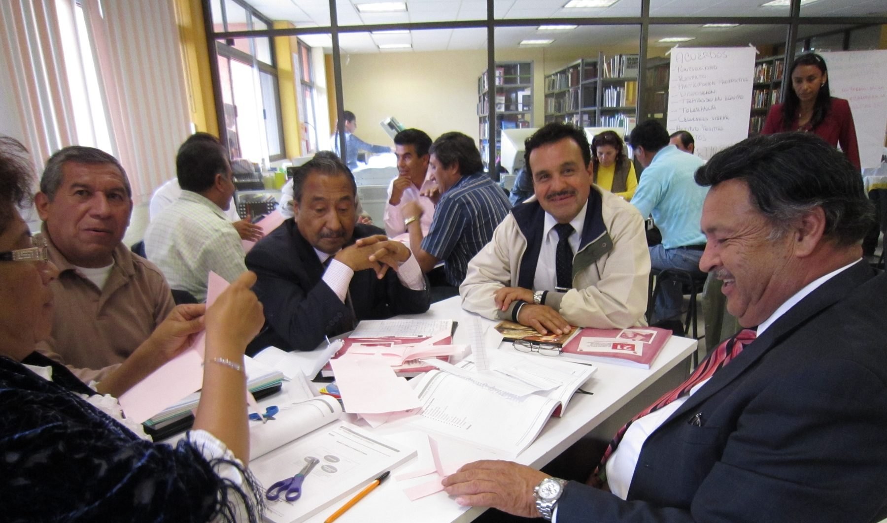 Participantes trabajando en equipo durante un taller