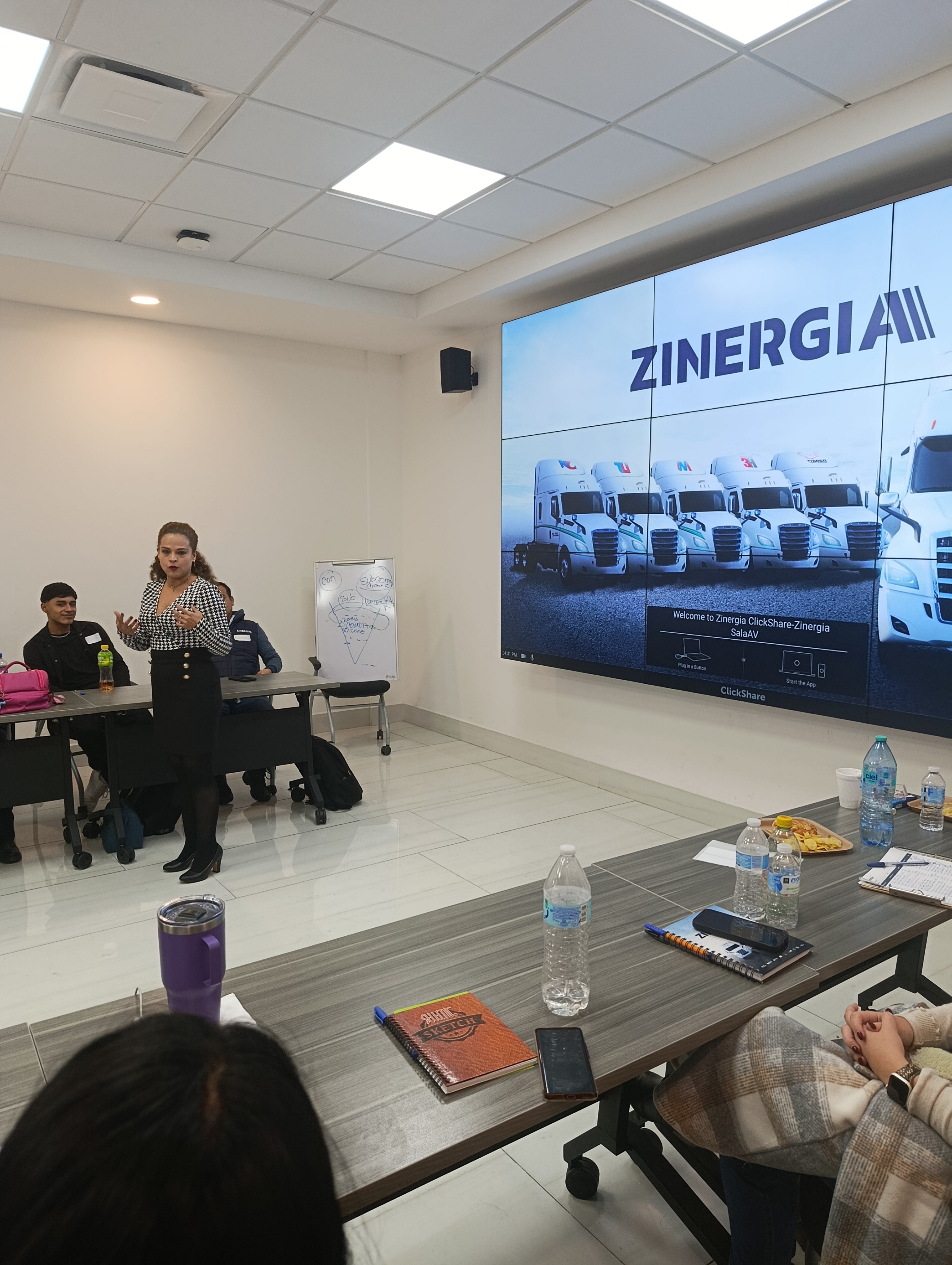 Verónica Campos facilitando una capacitación corporativa reciente en Zinergia