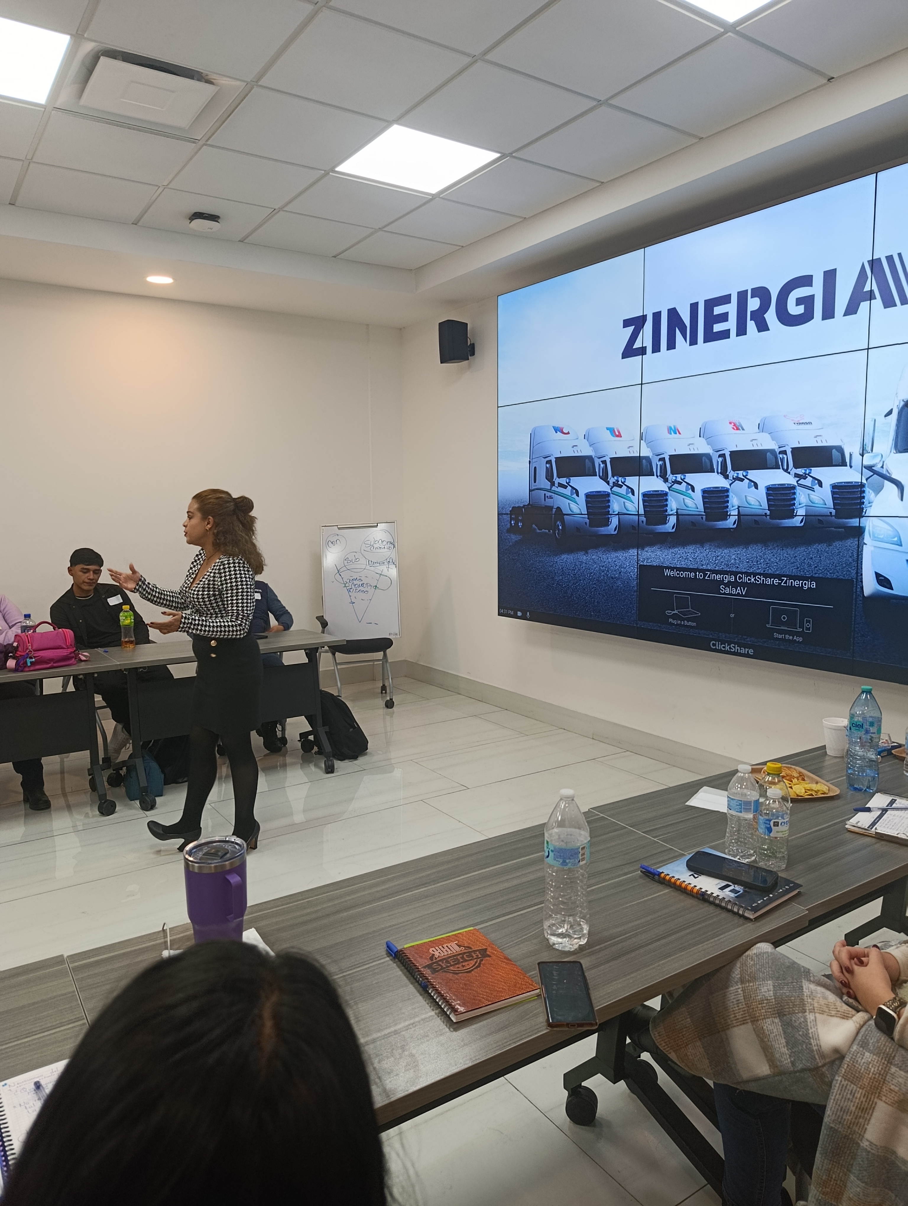 Verónica Campos interactuando con participantes en una empresa